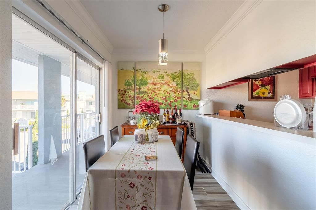For Sale: $195,000 (2 beds, 1 baths, 992 Square Feet)