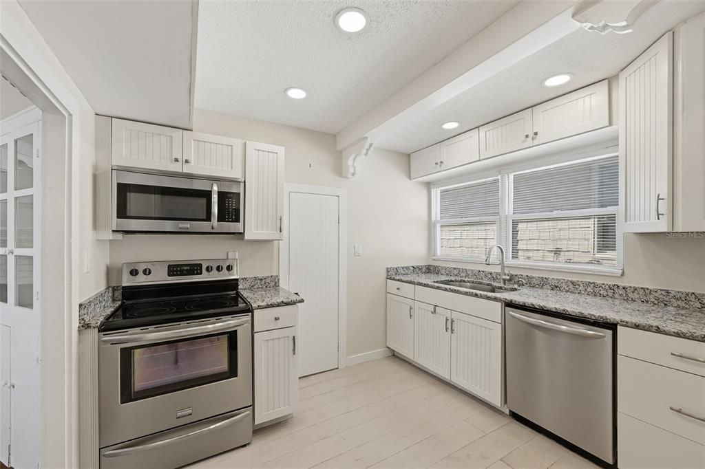 For Sale: $237,800 (2 beds, 2 baths, 1160 Square Feet)
