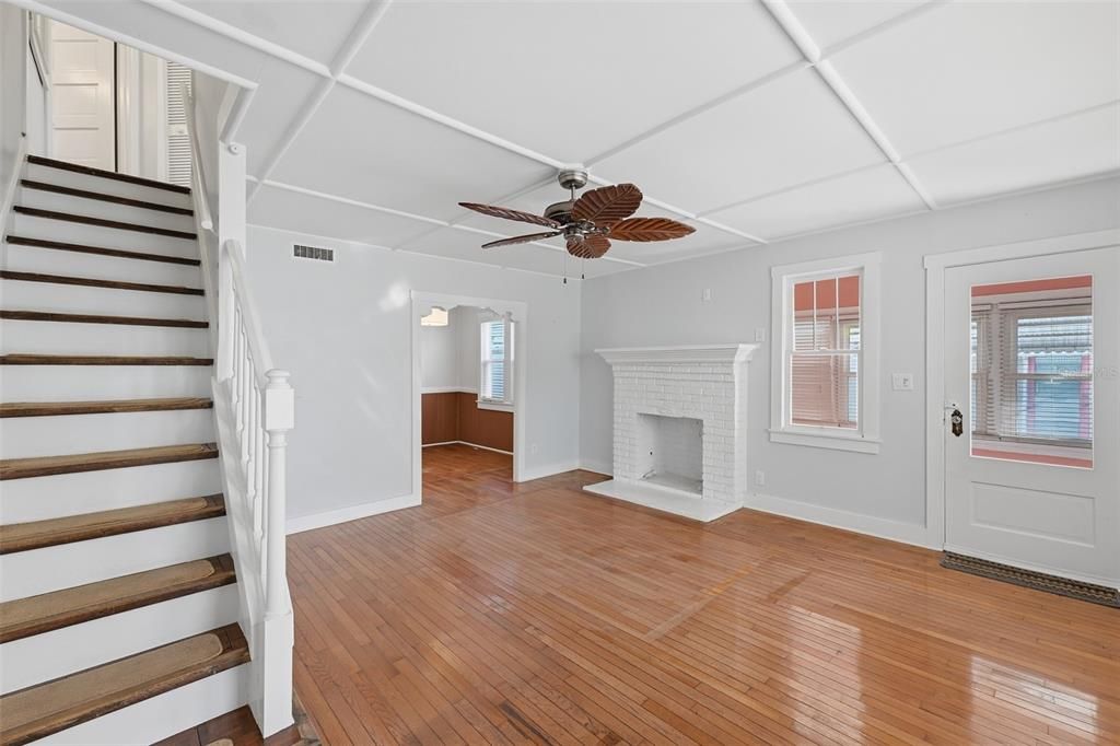 For Sale: $237,800 (2 beds, 2 baths, 1160 Square Feet)