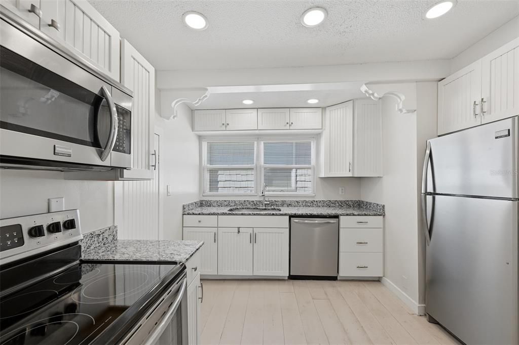 For Sale: $237,800 (2 beds, 2 baths, 1160 Square Feet)