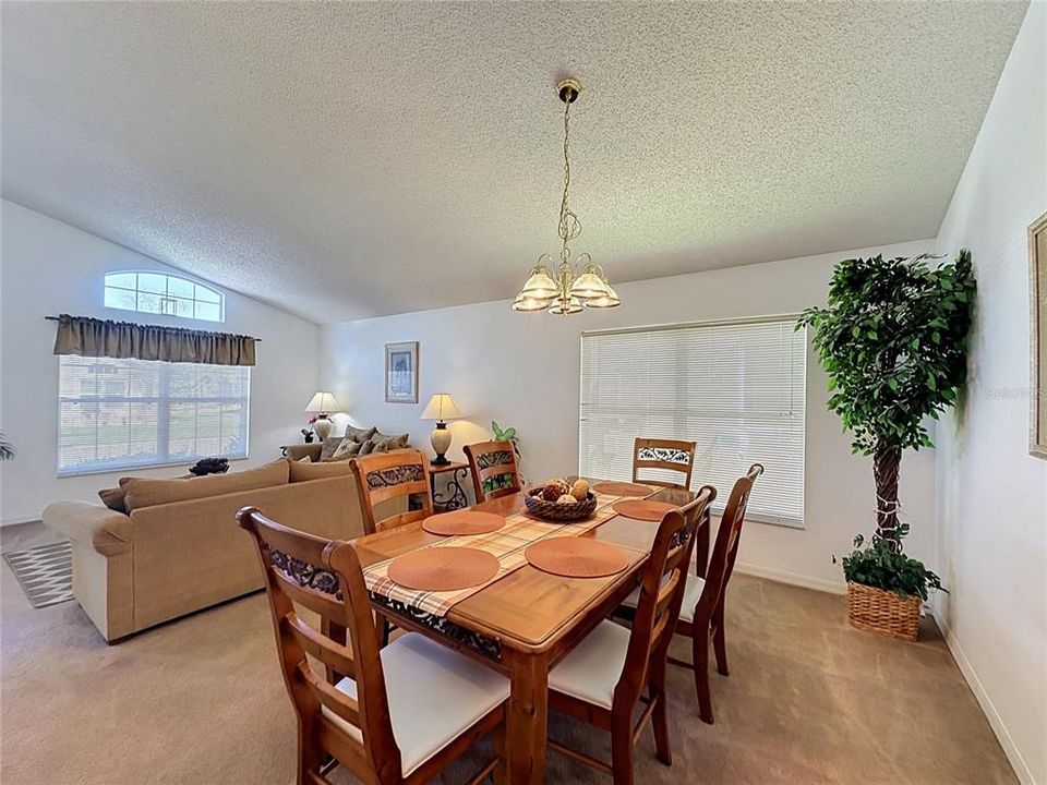 En Venta: $359,999 (4 camas, 2 baños, 1940 Pies cuadrados)