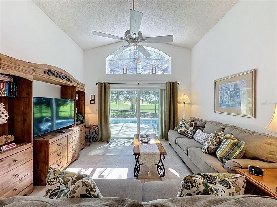 En Venta: $359,999 (4 camas, 2 baños, 1940 Pies cuadrados)