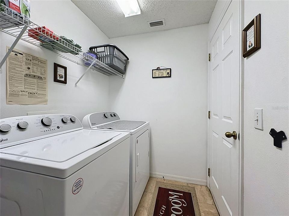 En Venta: $359,999 (4 camas, 2 baños, 1940 Pies cuadrados)