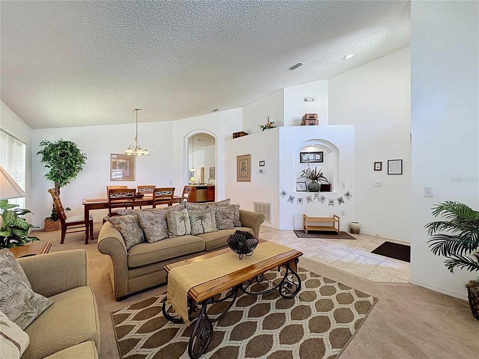 En Venta: $359,999 (4 camas, 2 baños, 1940 Pies cuadrados)