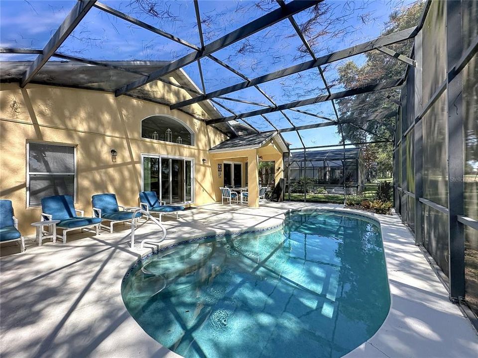 En Venta: $359,999 (4 camas, 2 baños, 1940 Pies cuadrados)