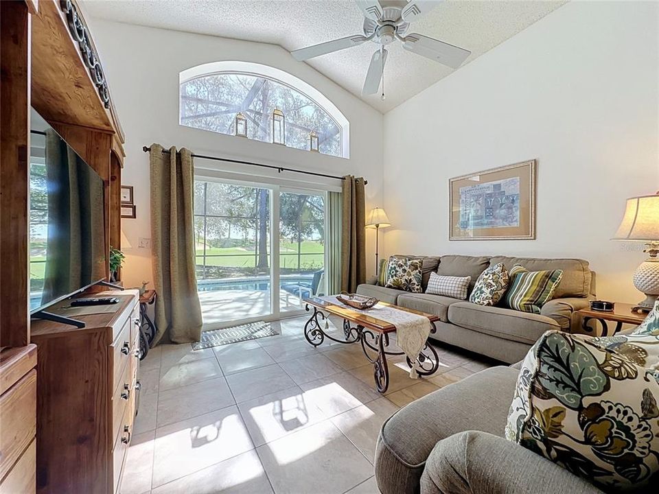 En Venta: $359,999 (4 camas, 2 baños, 1940 Pies cuadrados)