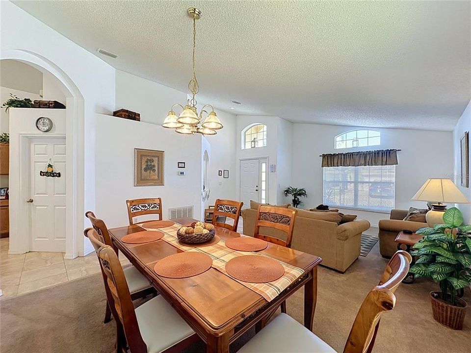En Venta: $359,999 (4 camas, 2 baños, 1940 Pies cuadrados)