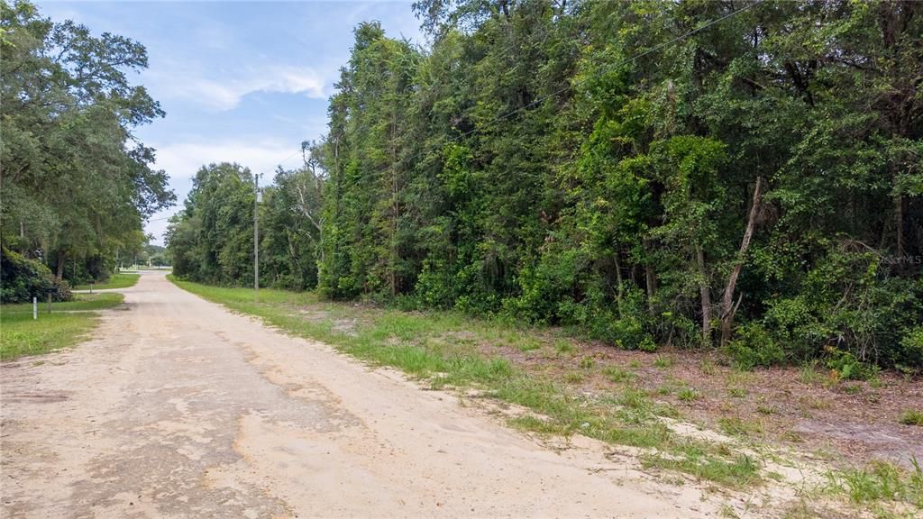 На продажу: $112,000 (0.92 acres)