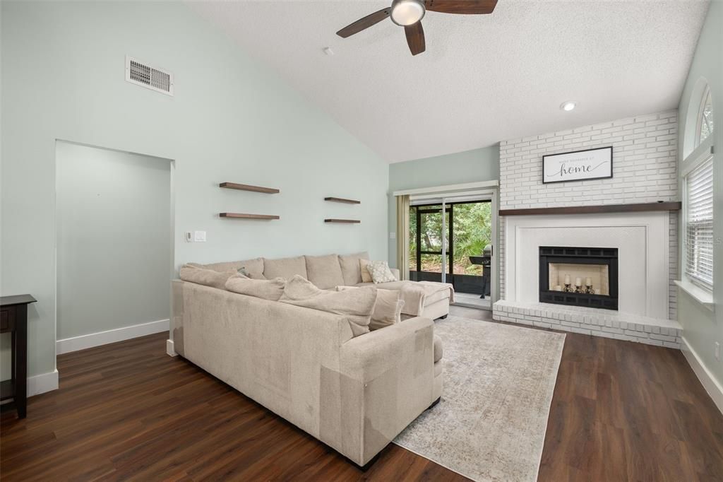 For Sale: $262,000 (2 beds, 2 baths, 1002 Square Feet)