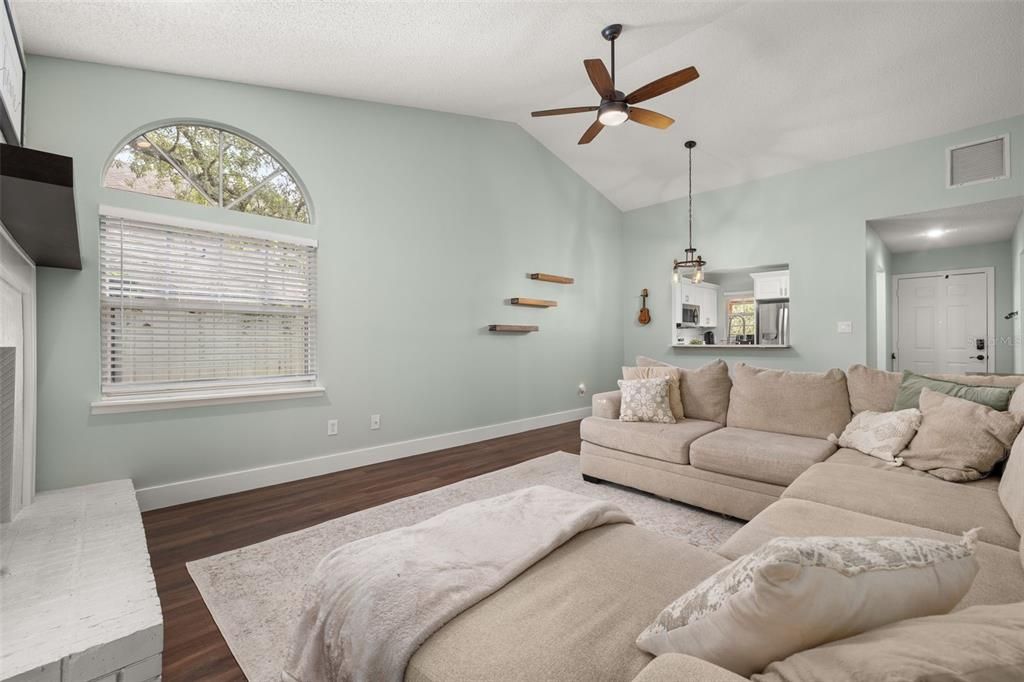 For Sale: $262,000 (2 beds, 2 baths, 1002 Square Feet)