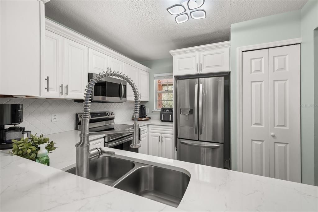 For Sale: $262,000 (2 beds, 2 baths, 1002 Square Feet)