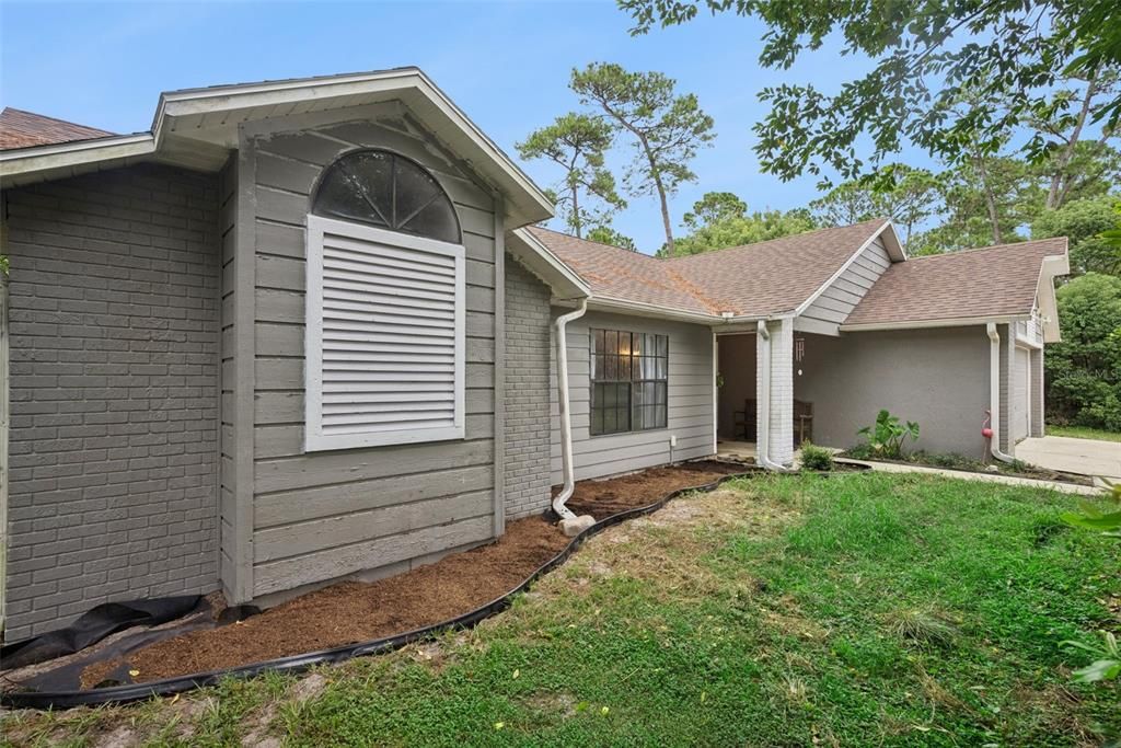 For Sale: $334,999 (3 beds, 2 baths, 1642 Square Feet)