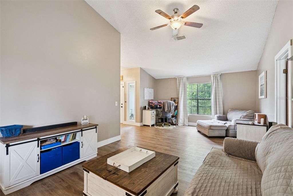 For Sale: $334,999 (3 beds, 2 baths, 1642 Square Feet)