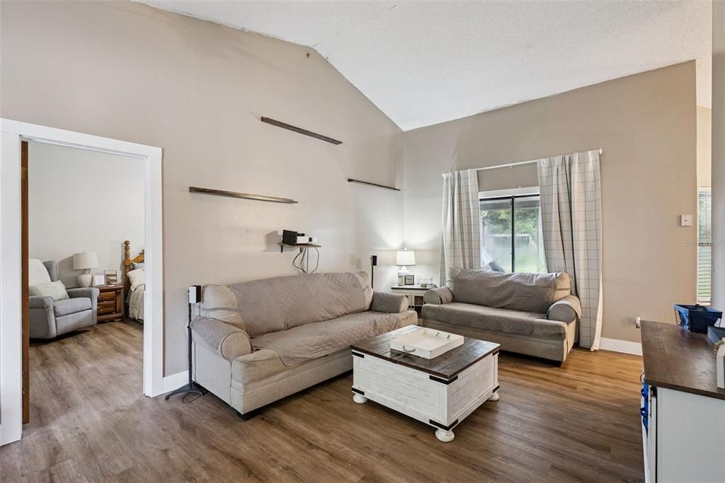 For Sale: $334,999 (3 beds, 2 baths, 1642 Square Feet)
