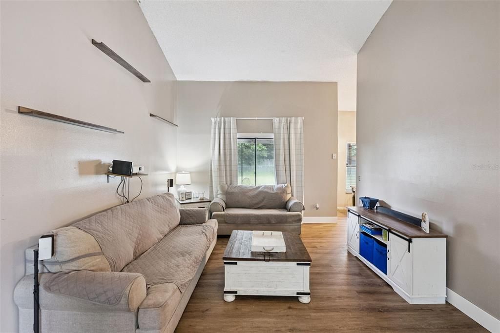 For Sale: $334,999 (3 beds, 2 baths, 1642 Square Feet)