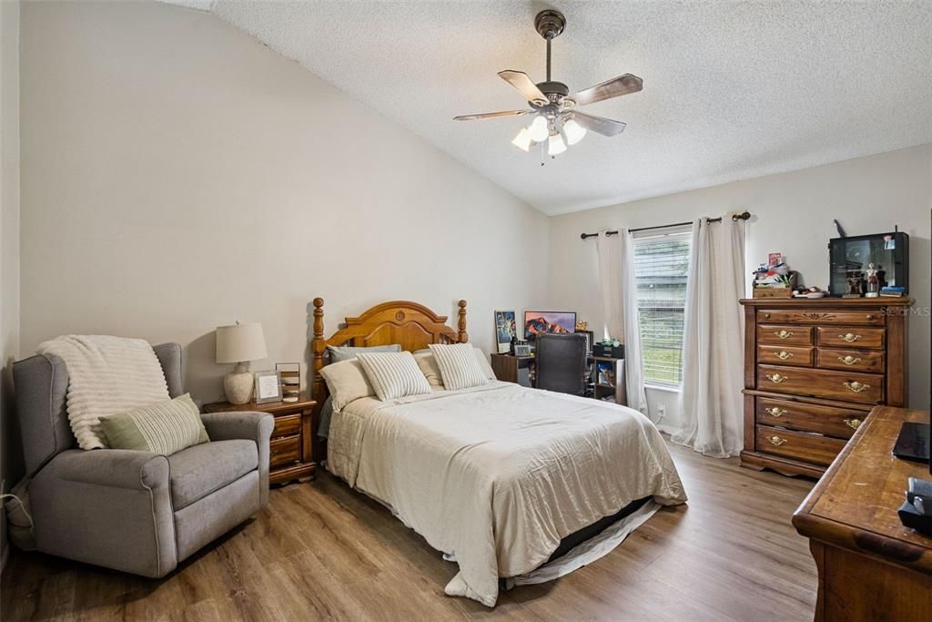 For Sale: $334,999 (3 beds, 2 baths, 1642 Square Feet)