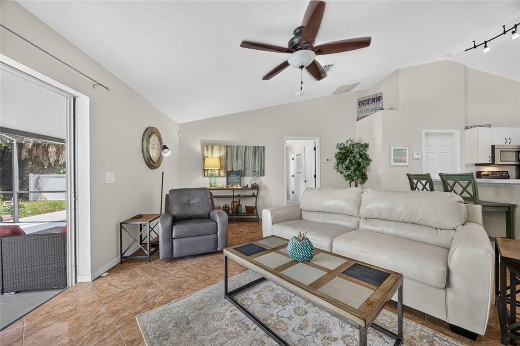 Active With Contract: $350,000 (3 beds, 2 baths, 1644 Square Feet)