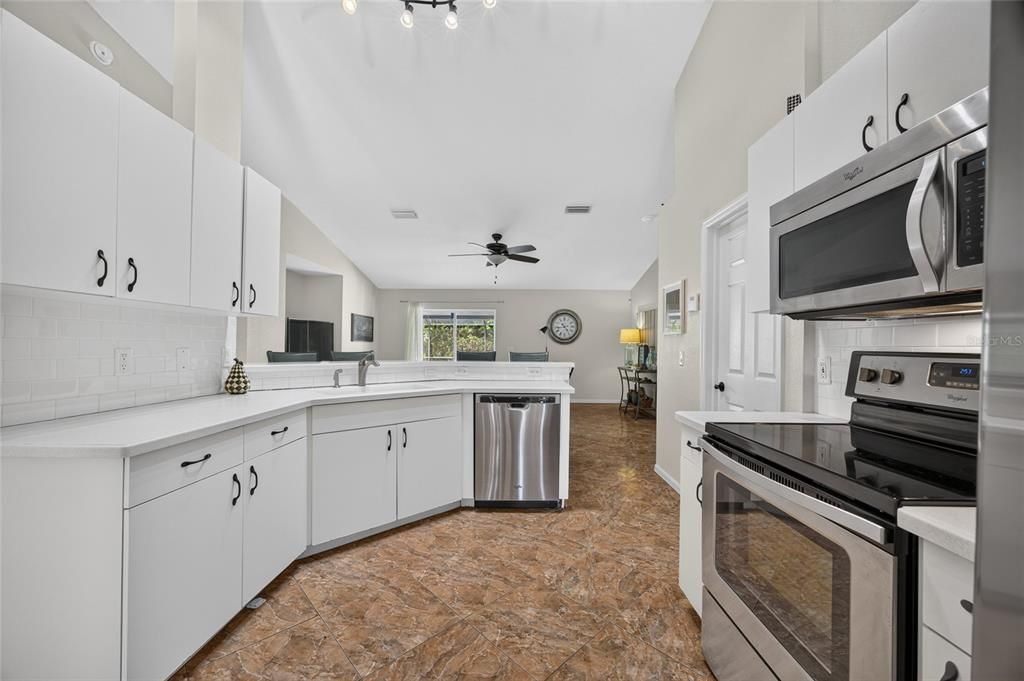 Active With Contract: $350,000 (3 beds, 2 baths, 1644 Square Feet)