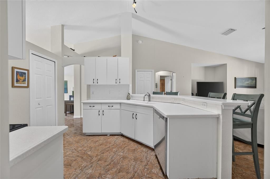 Active With Contract: $350,000 (3 beds, 2 baths, 1644 Square Feet)