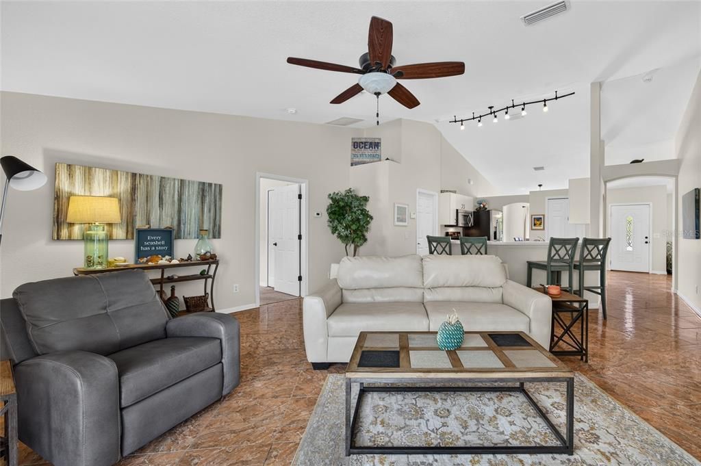 Active With Contract: $350,000 (3 beds, 2 baths, 1644 Square Feet)