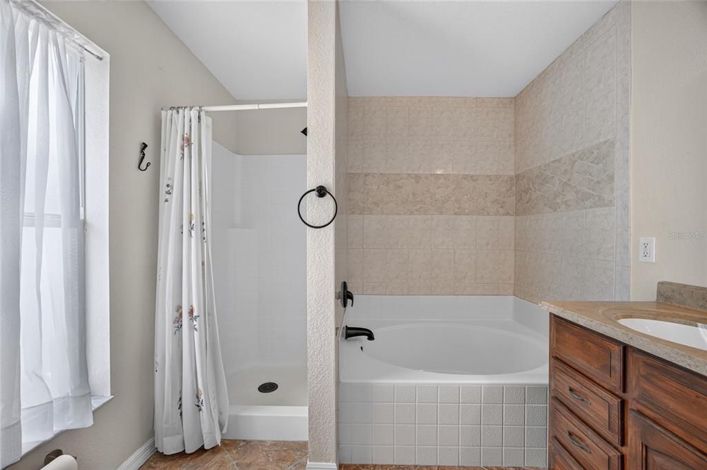 Active With Contract: $350,000 (3 beds, 2 baths, 1644 Square Feet)