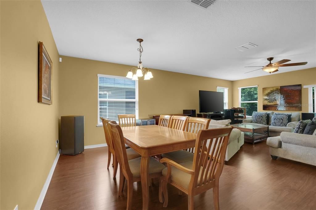 En Venta: $375,000 (3 camas, 2 baños, 1875 Pies cuadrados)