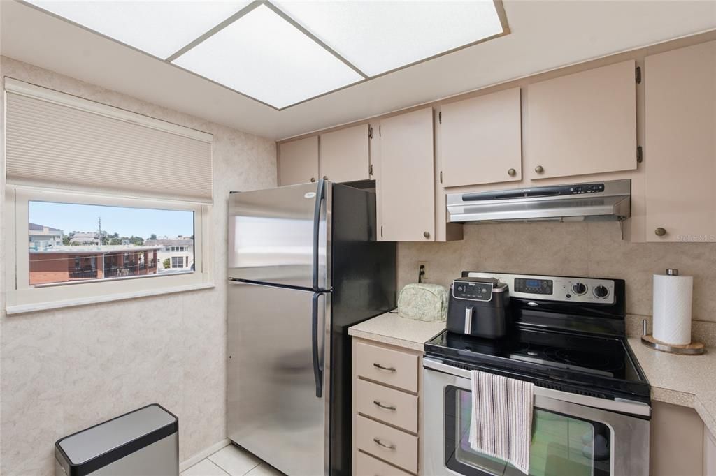На продажу: $325,000 (2 спален, 2 ванн, 900 Квадратных фут)