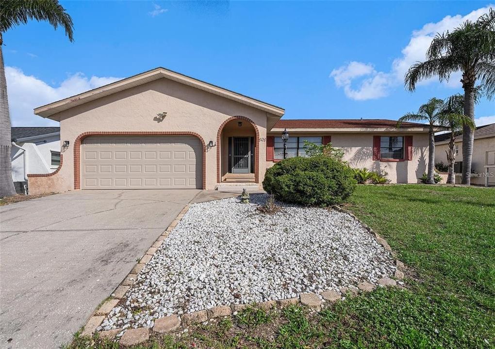 For Rent: $2,675 (3 beds, 2 baths, 1908 Square Feet)