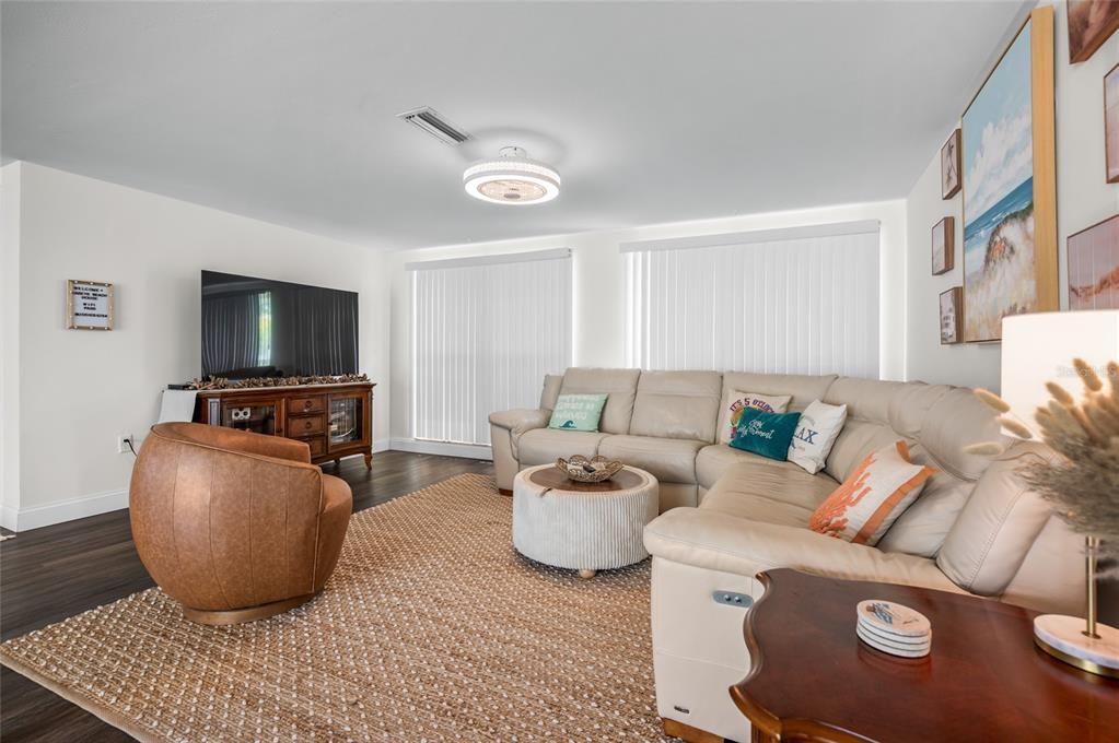 En Venta: $869,900 (2 camas, 2 baños, 1285 Pies cuadrados)