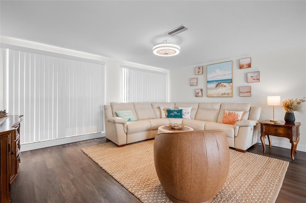En Venta: $869,900 (2 camas, 2 baños, 1285 Pies cuadrados)
