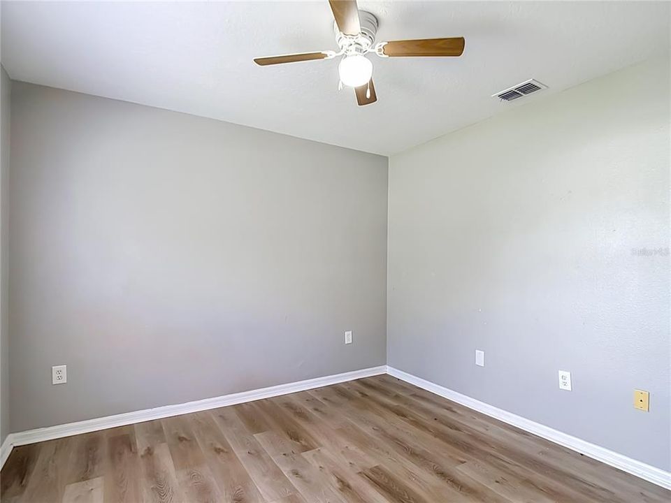 合同活跃: $334,000 (5 贝兹, 3 浴室, 2330 平方英尺)