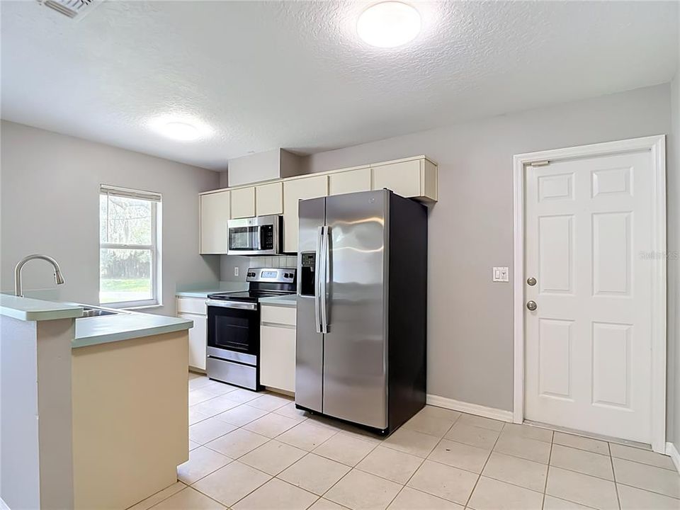 合同活跃: $334,000 (5 贝兹, 3 浴室, 2330 平方英尺)