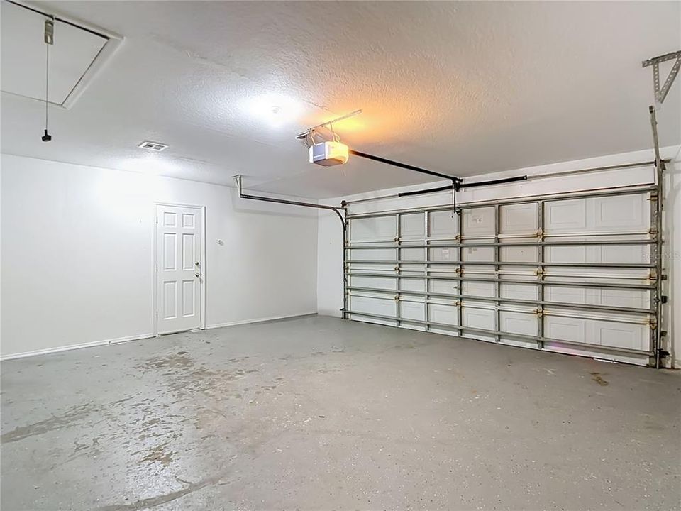 合同活跃: $334,000 (5 贝兹, 3 浴室, 2330 平方英尺)