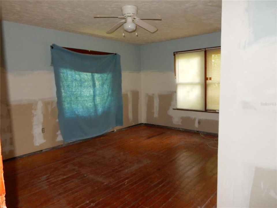 Activo con contrato: $225,000 (3 camas, 2 baños, 1152 Pies cuadrados)
