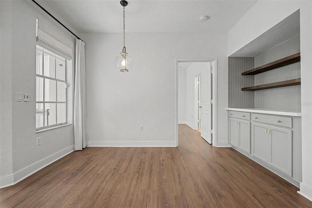 For Sale: $215,000 (2 beds, 2 baths, 1117 Square Feet)