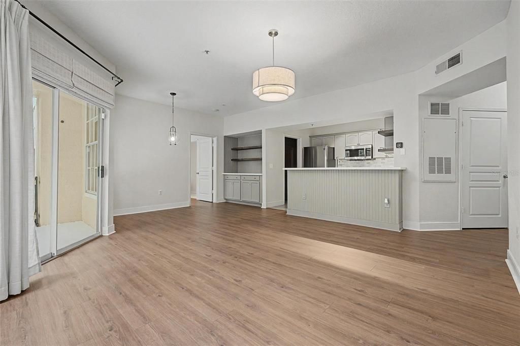 For Sale: $215,000 (2 beds, 2 baths, 1117 Square Feet)