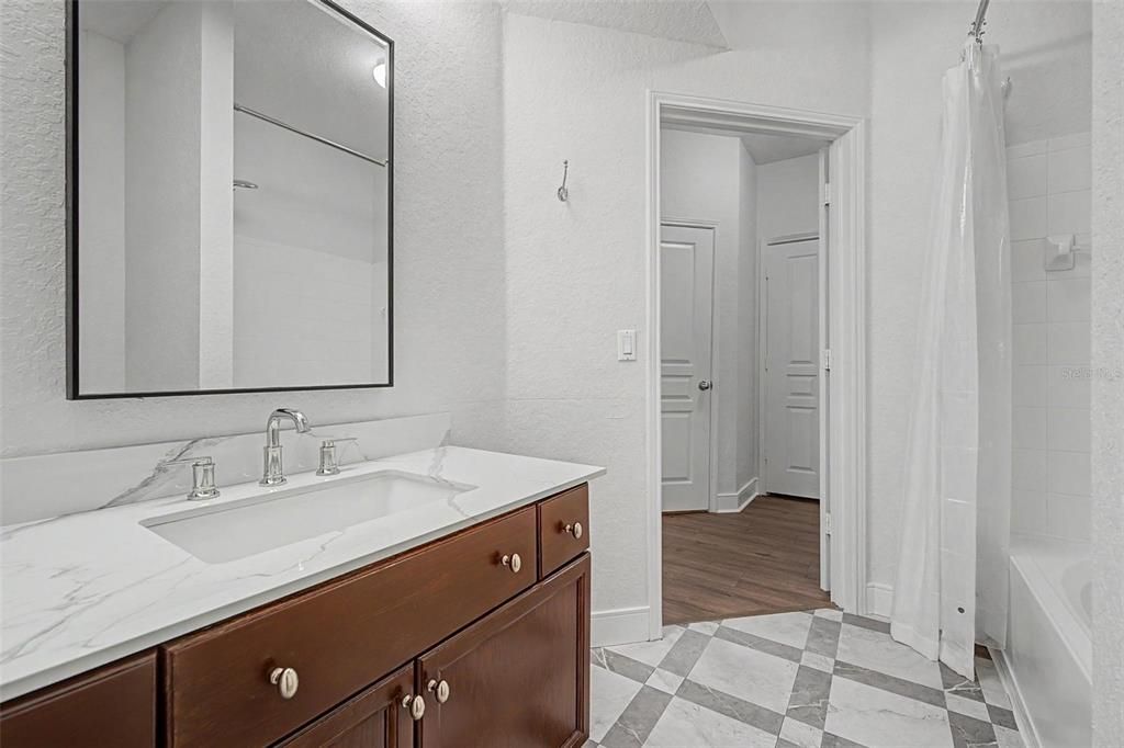 For Sale: $215,000 (2 beds, 2 baths, 1117 Square Feet)