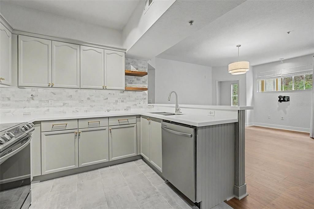 For Sale: $215,000 (2 beds, 2 baths, 1117 Square Feet)