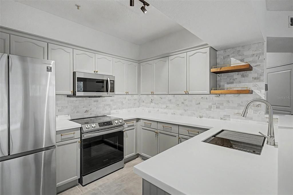 For Sale: $215,000 (2 beds, 2 baths, 1117 Square Feet)