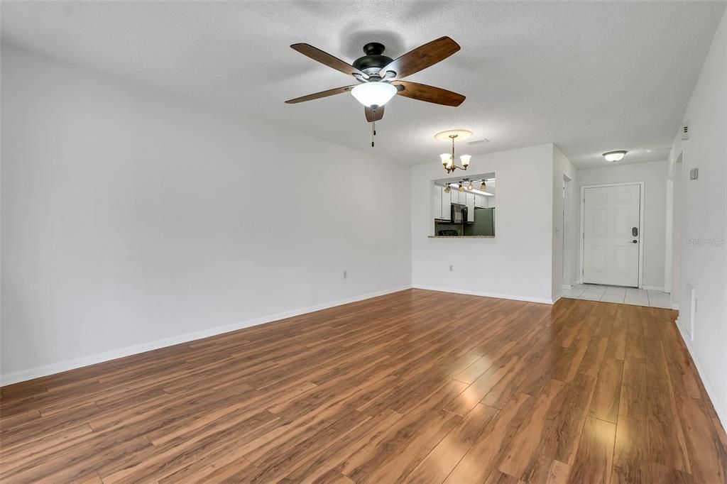 出租: $1,700 (2 贝兹, 2 浴室, 917 平方英尺)