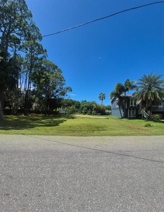 На продажу: $40,000 (0.14 acres)