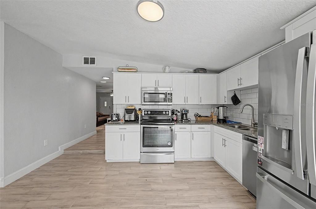 For Sale: $459,900 (3 beds, 2 baths, 1761 Square Feet)