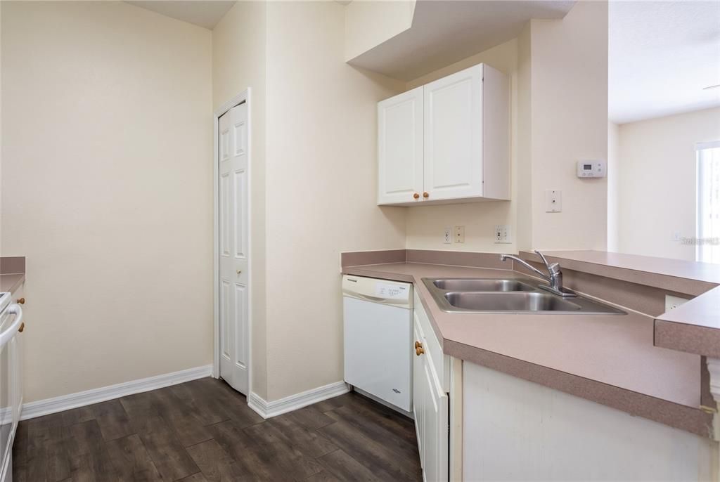 For Rent: $1,250 (1 beds, 1 baths, 709 Square Feet)