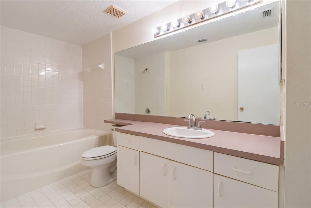 For Rent: $1,250 (1 beds, 1 baths, 709 Square Feet)