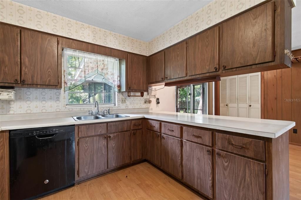 Active With Contract: $285,000 (4 beds, 2 baths, 1500 Square Feet)