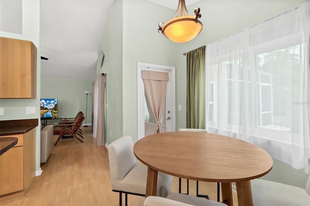 На продажу: $279,900 (3 спален, 2 ванн, 1761 Квадратных фут)
