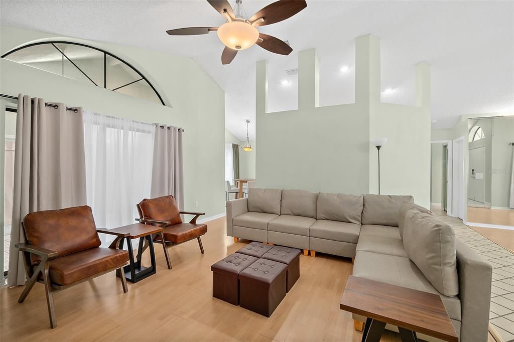 На продажу: $279,900 (3 спален, 2 ванн, 1761 Квадратных фут)
