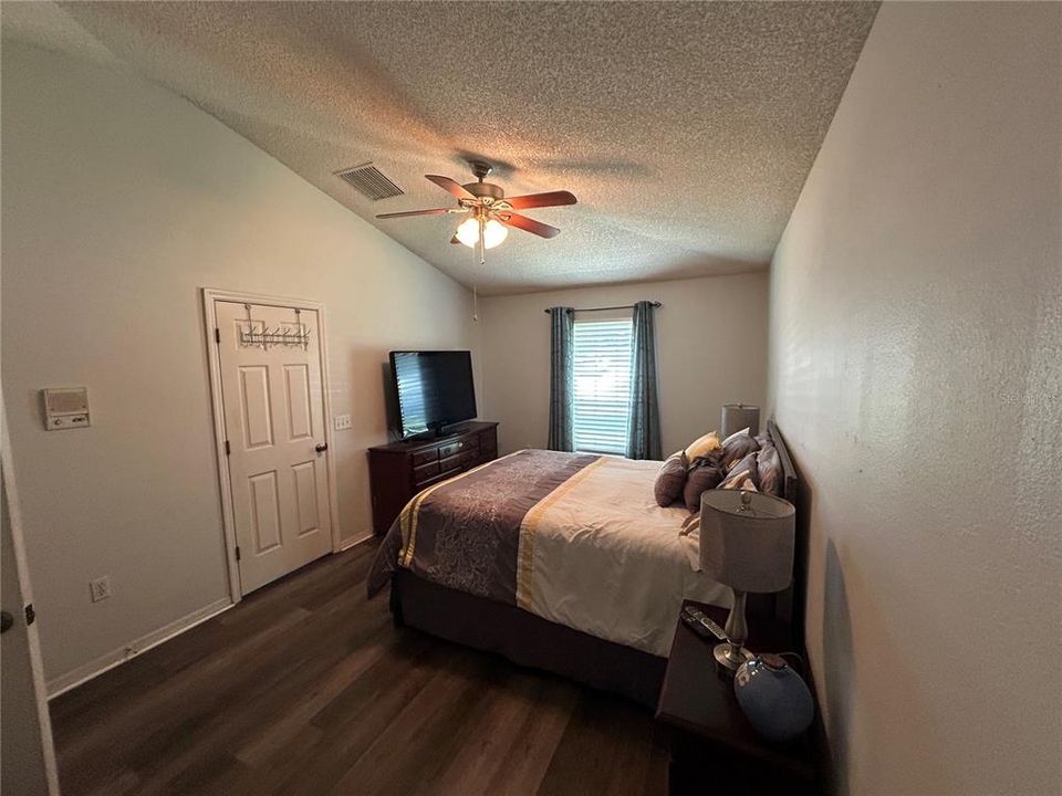 For Sale: $355,000 (4 beds, 2 baths, 1886 Square Feet)