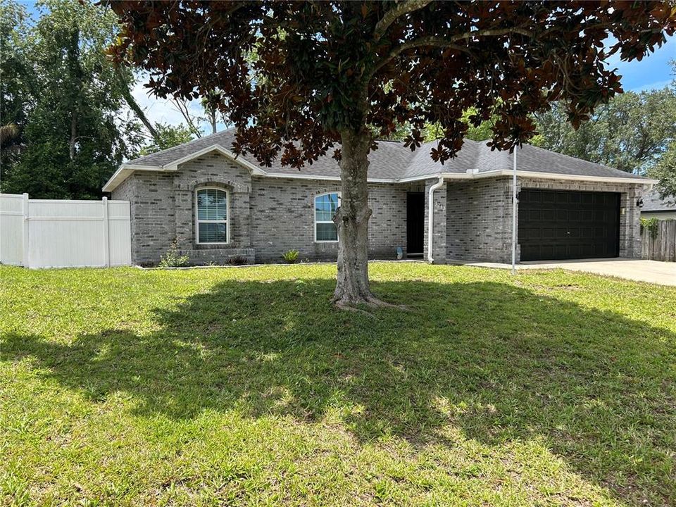 For Sale: $355,000 (4 beds, 2 baths, 1886 Square Feet)