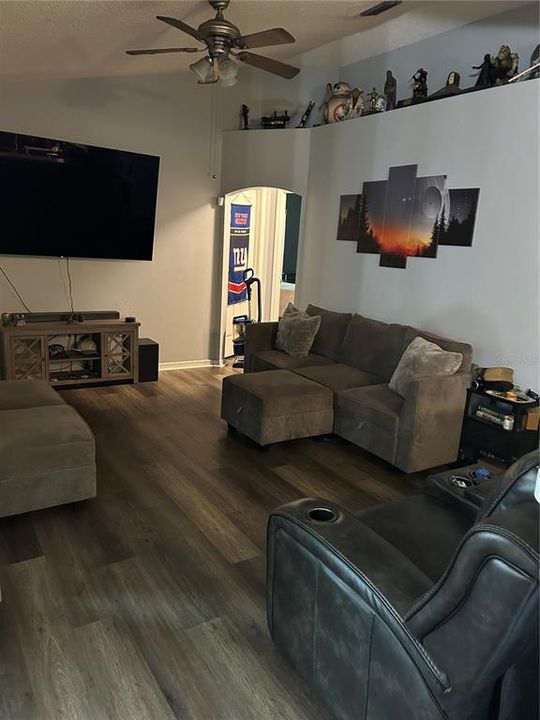 For Sale: $355,000 (4 beds, 2 baths, 1886 Square Feet)